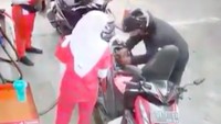 Selesai Isi Bensin Lupa Turunkan Jok, Pemotor Ini Jadi Tertawaan