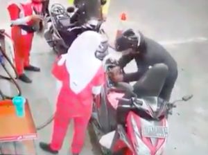 Selesai Isi Bensin Lupa Turunkan Jok, Pemotor Ini Jadi Tertawaan