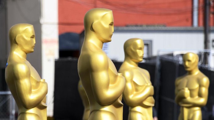 HOLLYWOOD, CA - FEBRUARY 05: Scenic artist Dena DAngelo spray paints a baby Oscar statue gold for the 92nd Annual Academy Awards on Hollywood Boulevard on February 5, 2020 in Hollywood, California. (Photo by Kevork Djansezian/Getty Images)