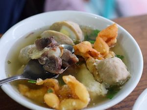 Enak Poll! Terkenal Puluhan Tahun Bakso Solo Ini Bikin Ketagihan