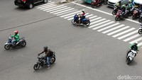 Pelanggar terbanyak, dia menyebutkan, adalah pemotor yang masuk ke busway. Ada pula pemotor yang tidak menggunakan helm dan menggunakan HP saat mengemudi.