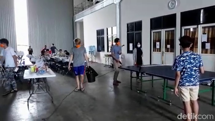 Aktivitas WNI dari Wuhan yang sedang menjalani observasi di Lanud Reden Sadjad di Ranai, Natuna (Dok. Istimewa) Aktivitas WNI dari Wuhan yang sedang menjalani observasi di Lanud Reden Sadjad di Ranai, Natuna (Dok. Istimewa)