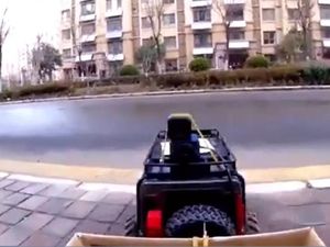 Takut Tertular Corona, Wanita China Belanja Pakai Mobil Remote Control