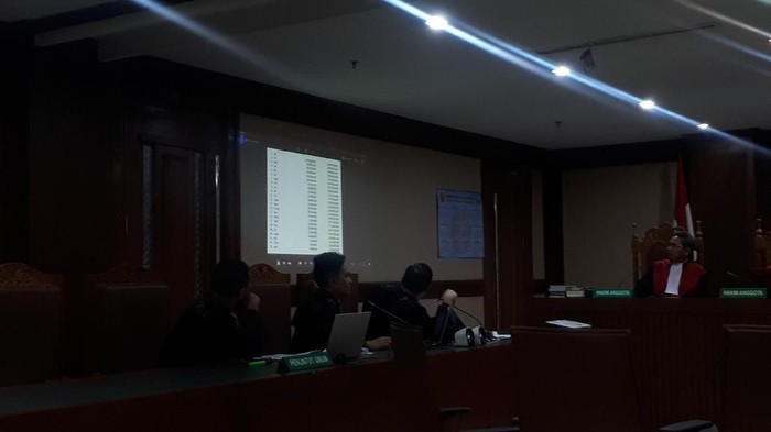 Jaksa membongkar kertas list daftar nama inisial yang diketik oleh Sekretaris Bidang Perencanaan dan Anggaran KONI, Suradi. List daftar nama itu saat pengajuan proposal dana hibah KONI ke Kemenpora.