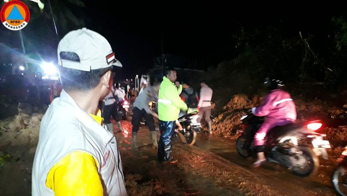 Kondisi jalan Wonosobo-Purworejo yang sempat tertutup material longsor di Wonosobo, Kamis (6/2/2020).