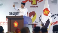 Selanjutnya Prabowo menyapa Sandiaga Uno, yang merupakan Wakil Ketua Dewan Pembina Gerindra. Prabowo melempar candaan soal pelantikan.