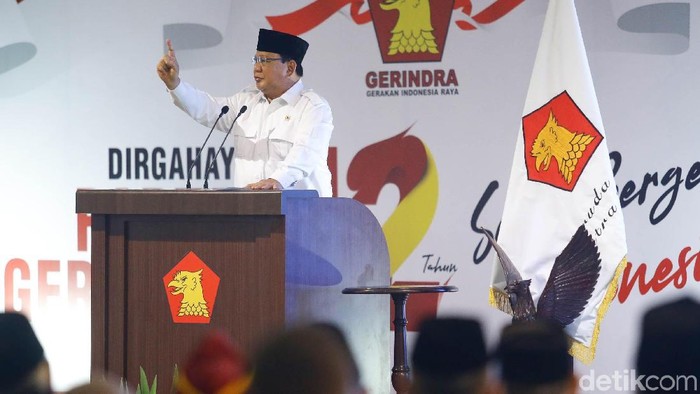 Ketum Partai Gerindra Prabowo Subianto melakukan prosesi potong tumpeng dalam perayaan HUT ke-12 Gerindra. Prabowo memberikan potongan tumpeng kepada Anies-Sandi.