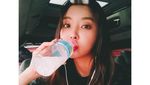 Jung Yoo Mi, Pacar Kangta Saat Pose Manis dengan Kue hingga Susu