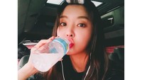 Disela-sela waktu menunggu, wanita yang berawal teman dengan Kangta ini pilih minuman kelapa. Dijamin segar! Foto: Instagram yum_yum