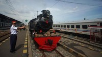 Petugas kereta di Stasiun Lempuyangan siap memberangkatkan kereta menuju Solo. ANTARA FOTO/Andreas Fitri Atmoko.