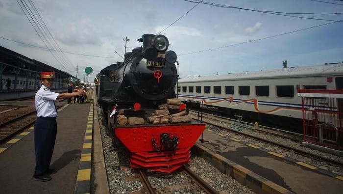 Petugas memberangkatkan kereta uap di Stasiun Lempuyangan, Yogyakarta, Kamis (6/2/2020). Kereta uap buatan Hanomag Hannover, Linden. Jerman tahun 1921 dengan Nomor Pembuatan 9653 yang telah selesai diperbaiki oleh Balai Yasa Yogyakarta itu dikirim ke Solo, Jateng dan akan digunakan untuk kereta wisata. ANTARA FOTO/Andreas Fitri Atmoko/aww.