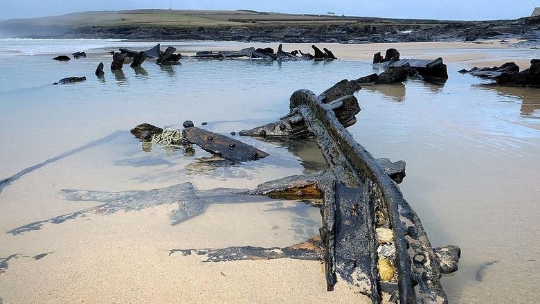 Kapal perang Jerman muncul ke permukaan