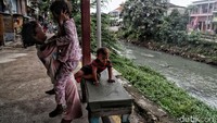 Selain sungai ini, Pemprov DKI Jakarta juga akan melakukan naturalisasi terhadap Kanal Banjir Barat segmen Shangri-La-Karet dan Kanal Banjir Barat segmen Sudirman-Manggarai.