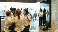 Usai menyerahkan surat kepada perwakilan Menteri Keuangan Sri Mulyani Indrawati, sebanyak 50 orang nasabah PT Asuransi Jiwasraya (Persero) meneruskan perjalanannya. Kini, mereka mendatangi kantor Otoritas Jasa Keuangan (OJK) di Wisma Mulia, Gatot Subroto, Jakarta Selatan.