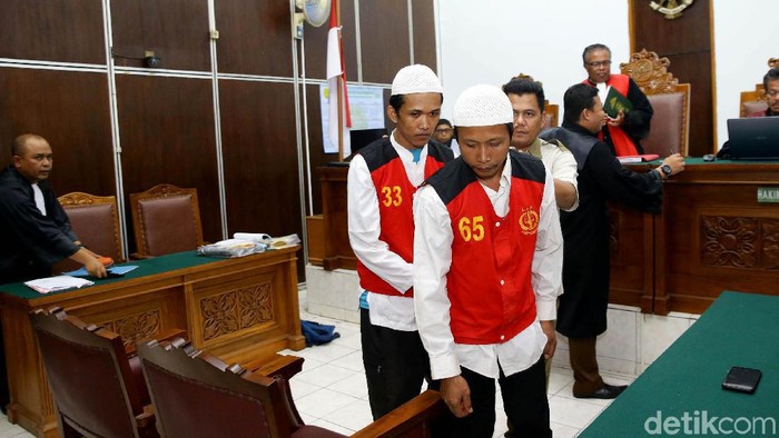 Dua eksekutor pembunuh Pupung dan Dana menjalani sidang dakwaan di PN Jakarta Selatan. Keduanya didakwa jaksa melakukan pembunuhan dengan sengaja.