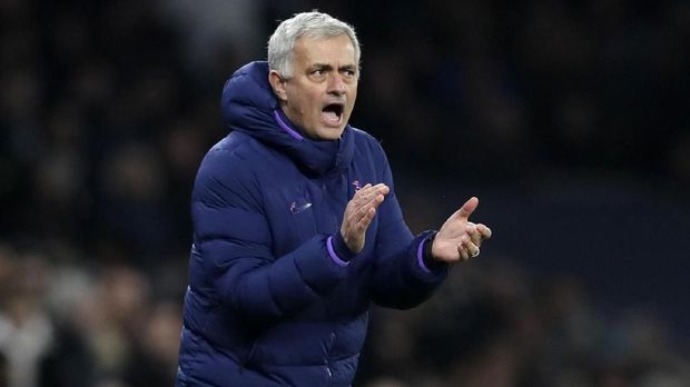 Gelar latihan di masa darurat corona, Jose Mourinho tuai banyak kritik.