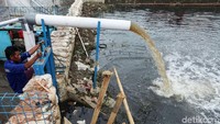 Mesin pompa dikerahkan selama sudah kurang lebih 120 jam karena banjir tak kunjung surut.