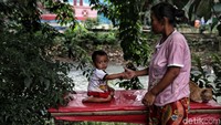 Selain untuk mengantisipasi banjir, naturalisasi sungai juga diharapkan dapat memperindah bantaran kali.