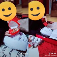 Neng Ros menegaskan melalui TikToknya bahwa kisah yang dialami adiknya ini bukan hoax atau rekayasa. Ia mengatakan adiknya sendiri lah yang memilihkan calon istri kedua untuk suaminya. Dalam video yang diunggah Neng Ros terlihat, Nengmas yang memakai niqab bahkan ikut mempersiapkan perlengkapan busana akad beserta mas kawinnya sebelum berangkat ke acara ijab kabul suaminya dengan istri keduanya. Foto: tiktok @nengnthan.