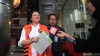 Senyuman kembali dilemparkan oleh mantan anggota Bawaslu itu seusai menjalani pemeriksaan.