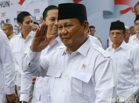 Ketua Umum Partai Gerindra Prabowo Subianto menghadiri perayaan HUT ke-12 Partai Gerindra. Tiba di lokasi acara, Prabowo terlihat semringah.
