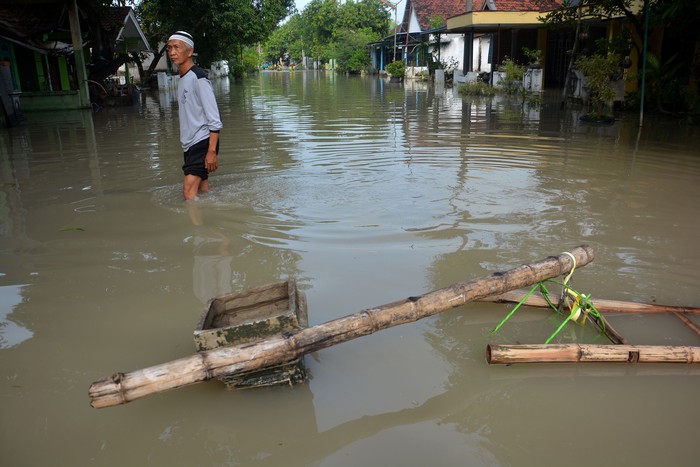 BANJIR DI JOMBANG Warga beraktivitas di rumahnya yang tergenang banjir di Dusun Beluk, Desa Jombok, Kecamatan Kesamben, Kabupaten Jombang, Jawa Timur, Kamis (6/2/2020). Berdasarkan data Pusdalops BPBD Kabupaten Jombang, banjir akibat luapan sungai Avur Watudakon tersebut menggenangi 260 rumah di Dusun Beluk dan 120 rumah warga Desa Blimbing sejak lima hari terakhir dengan ketinggian air 10-60 cm. ANTARA FOTO/Syaiful Arif/aww.