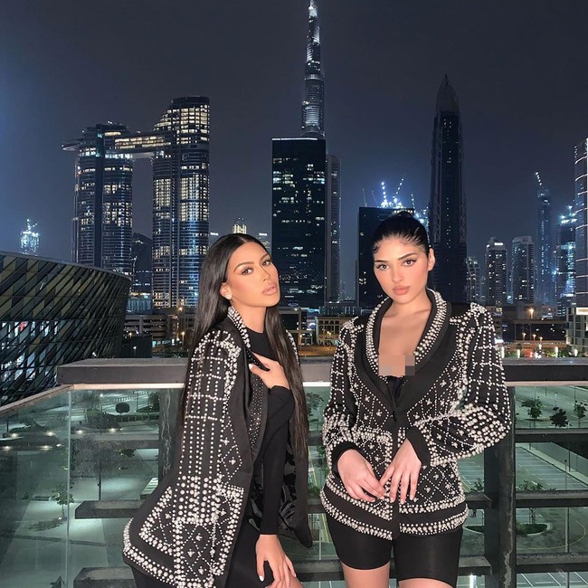 Sonia Ali dan Fyza Ali tentu menyadari banyaknya orang yang menyamakan mereka dengan keluarga terkenal itu. Mereka sendiri beberapa kali mengaku memang meniru gaya makeup Kim Kardashian apalagi salah satunya memang merupakan makeup artist. Foto: Instagram @soniaxfyza