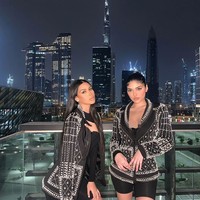 Sonia Ali dan Fyza Ali tentu menyadari banyaknya orang yang menyamakan mereka dengan keluarga terkenal itu. Mereka sendiri beberapa kali mengaku memang meniru gaya makeup Kim Kardashian apalagi salah satunya memang merupakan makeup artist. Foto: Instagram @soniaxfyza