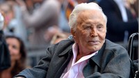 Kirk Douglas meninggal dunia di usia 103 tahun. Charley Gallay/Getty Images for Netflix