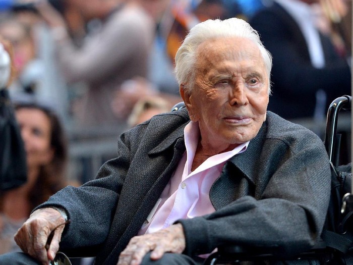 HOLLYWOOD, CALIFORNIA - NOVEMBER 06: Kirk Douglas attends the Hollywood Walk of Fame Ceremony Honoring Michael Douglas on Hollywood Boulevard on November 06, 2018 in Hollywood, California. (Photo by Charley Gallay/Getty Images for Netflix)
