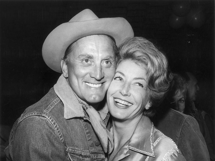 Kirk Douglas dan Anne Buydens circa 1963: The actor Kirk Douglas with his wife Anne Buydens and their son Peter Vincent Douglas. (Photo by Keystone/Getty Images)