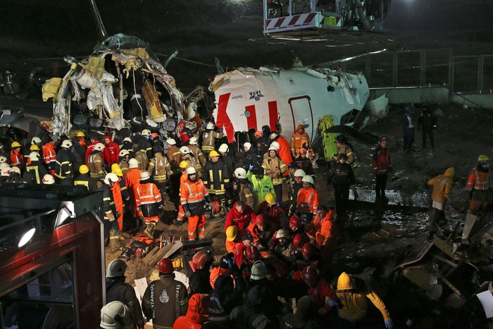 Melihat Evakuasi Korban Pesawat Pegasus Airlines Rescue members and firefighters work around the wreckage of a plane after it skidded off the runway at Istanbul's Sabiha Gokcen Airport, in Istanbul, Wednesday, Feb. 5, 2020. The plane skidded off as it tried to land in bad weather, crashing into a field and breaking into pieces. Passengers had to evacuate through cracks in the smashed plane and authorities said 120 people were sent to the hospital with injuries. (AP Photo/Emrah Gurel)