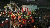 Pesawat milik maskapai Pegasus Airlines tergelincir di Bandara Sabiha Gokcen, Istanbul, Turki. Akibat kecelakaan ini, pesawat terbelah menjadi tiga bagian. AP Photo/Emrah Gurel.