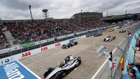 Rencana Jakarta menggelar Formula E pun masih menimbulkan banyak perdebatan. Mulai dari uang komitmen, lokasi, sampai soal interpelasi oleh DPRD. Kabarnya ajang balap mobil ramah lingkungan itu tidak akan jadi digelar di Monas (Monumen Nasional) Jakarta. Akibat sulitnya meminta izin untuk menyelenggarakannya di sana. Getty Images