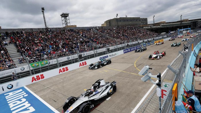 Formula E di Berlin BERLIN, GERMANY - MAY 25: In this handout from FIA Formula E - Alexander Sims (GBR) BMW I Andretti Motorsports, BMW iFE.18 at Tempelhof Airport on May 25, 2019 in Berlin, Germany. (Photo by FIA Formula E/Handout/Getty Images)