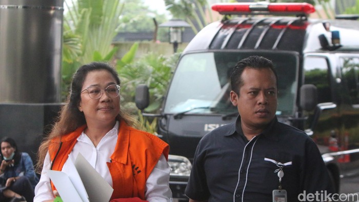 Tersangka mantan anggota Bawaslu Agustiani Tio Fridelina  berada di gedung KPK untuk menjalani pemeriksaan, Jakarta, Kamis (6/2/2020). Agustiani Tio Fridelina diperiksa dalam kasus dugaan korupsi penetapan pergantian antar waktu (PAW) anggota DPR periode 2019-2024 yang menyeret mantan Komisioner KPU Wahyu Setiawan sebagai tersangka.