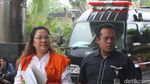 Agustiani Tio Tebar Senyuman Saat Diperiksa KPK