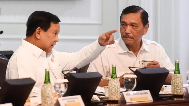 RATAS HILIRISASI INDUSTRI PRODUK UNGGULAN Presiden Joko Widodo (kiri) berbincang dengan Wakil Presiden Ma'ruf Amin saat memimpin rapat kabinet terbatas tentang hilirisasi industri produk-produk unggulan di Kantor Presiden, Jakarta, Kamis (6/2/2020). Presiden Joko Widodo menyatakan industri nasional telah mampu membuat produk-produk dengan teknologi unggulan dan meminta dapat terus dikembangkan dengan pendanaan riset yang memadai dari BUMN serta swasta. ANTARA FOTO/Hafidz Mubarak A/wsj.