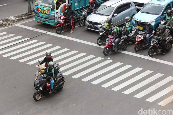 Ada Tilang Elektronik, Pemotor Cuek-cuek Aja Tilang elektronik dengan sistem e-TLE (electronic traffic law enforcement) sudah berlaku per 1 Februari 2020 lalu. Namun, masih saja ada pengendara yang melanggar.
