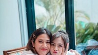 Bertemu dengan Dian Sastro yang merupakan aktris senior di Indonesia, Zara Adhisty pun tak melewatkan berfoto bersama saat sedang berada di salah satu restoran. Foto: Istimewa