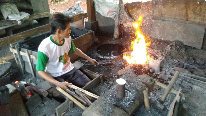 Melihat Kampung Dokdak Ciamis, Pertahankan Pembuatan Perkakas Pertanian Secara Tradisional