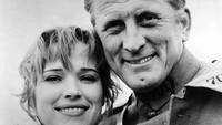 Kirk bekerja sama dengan Christine Kubrick, istri dari Stanley Kubrick dalam dua film yakni Paths of Glory dan Spartacus yang membantu memecahkan Hollywood Blacklist dengan mengajak penulis Dalton Trumbo. Dok. Ist