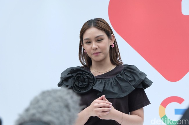 Aktris yang dikenal lewat perannya sebagai Milea ini pun menambahkan bahwa mendengarkan musik juga jadi salah satu cara untuk membangkitkan mood dirinya. Aku itu nggak bisa sehari aja nggak dengerin musik, jadi musik itu kayak teman. Playlist aku kategoriin yang happy gimana, yang sedih gimana, tutur Vanesha. Foto: Anggi Mayasari / Wolipop