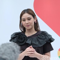 Aktris yang dikenal lewat perannya sebagai Milea ini pun menambahkan bahwa mendengarkan musik juga jadi salah satu cara untuk membangkitkan mood dirinya. Aku itu nggak bisa sehari aja nggak dengerin musik, jadi musik itu kayak teman. Playlist aku kategoriin yang happy gimana, yang sedih gimana, tutur Vanesha. Foto: Anggi Mayasari / Wolipop