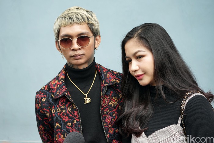 Young Lex dan Eriska Nakesya Young Lex dan Eriska Nakesya saat ditemui di studio Trans TV.