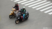 Tak hanya melanggar pembatas jalan, beberapa pengendara juga terlihat merokok.