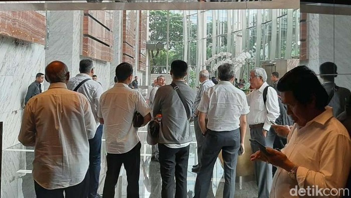 Puluhan nasabah PT Asuransi Jiwasraya mendatangi kantor Menkeu Sri Mulyani dan kantor Otoritas Jasa Keuangan (OJK) di Jakarta. Massa mengeluhkan nasib uang mereka.