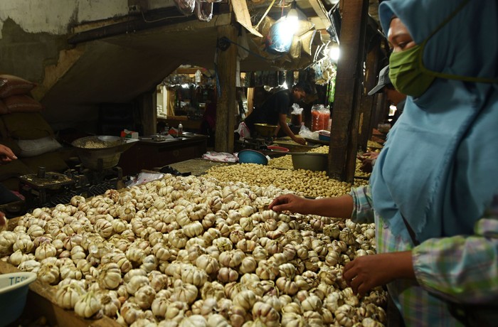 Harga bawang putih di sejumlah pasar tradisional di Indonesia merangkak naik. Kenaihan harga itu terjadi sejak tiga hari lalu.