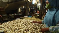 Harga bawang putih di Pasar Induk Rau, Serang, Banten, naik dari Rp 35 ribu menjadi Rp 65 ribu/kg. Antara Foto/Asep Fathulrahman.