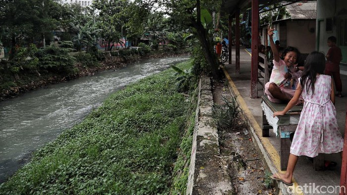 Sejumlah warga beraktivitas di kawasan pemukiman bantaran sungai Ciliwung Lama, Krapu, Kampung Tongkol, Ancol, Jakarta Utara, Kamis (6/2). Kepala Dinas Sumber Daya Air (SDA) DKI Jakarta, Juaini Yusuf menyatakan pemerintah provinsi akan naturalisasi tiga sungai pada tahun ini.  Dia menjelaskan, dua segmen di KBB yakni Shangrilla-Karet dan Sudirman-Manggarai.